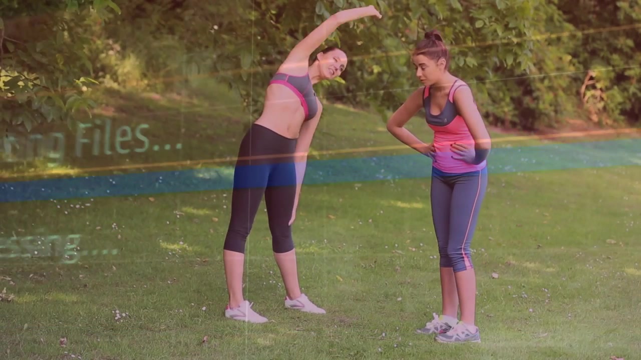 Procesamiento o eliminación de HUD de cuadrícula, apareciendo como dos mujeres trotando, entrando y haciendo calentamientos para el fitness.