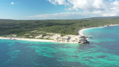 excelente toma aérea del agua frente a la bahía de hamelin en el oeste de australia