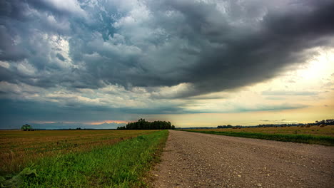 formación de poderosas nubes de tormenta con rayos de sol tratando de brillar a través del paisaje rural