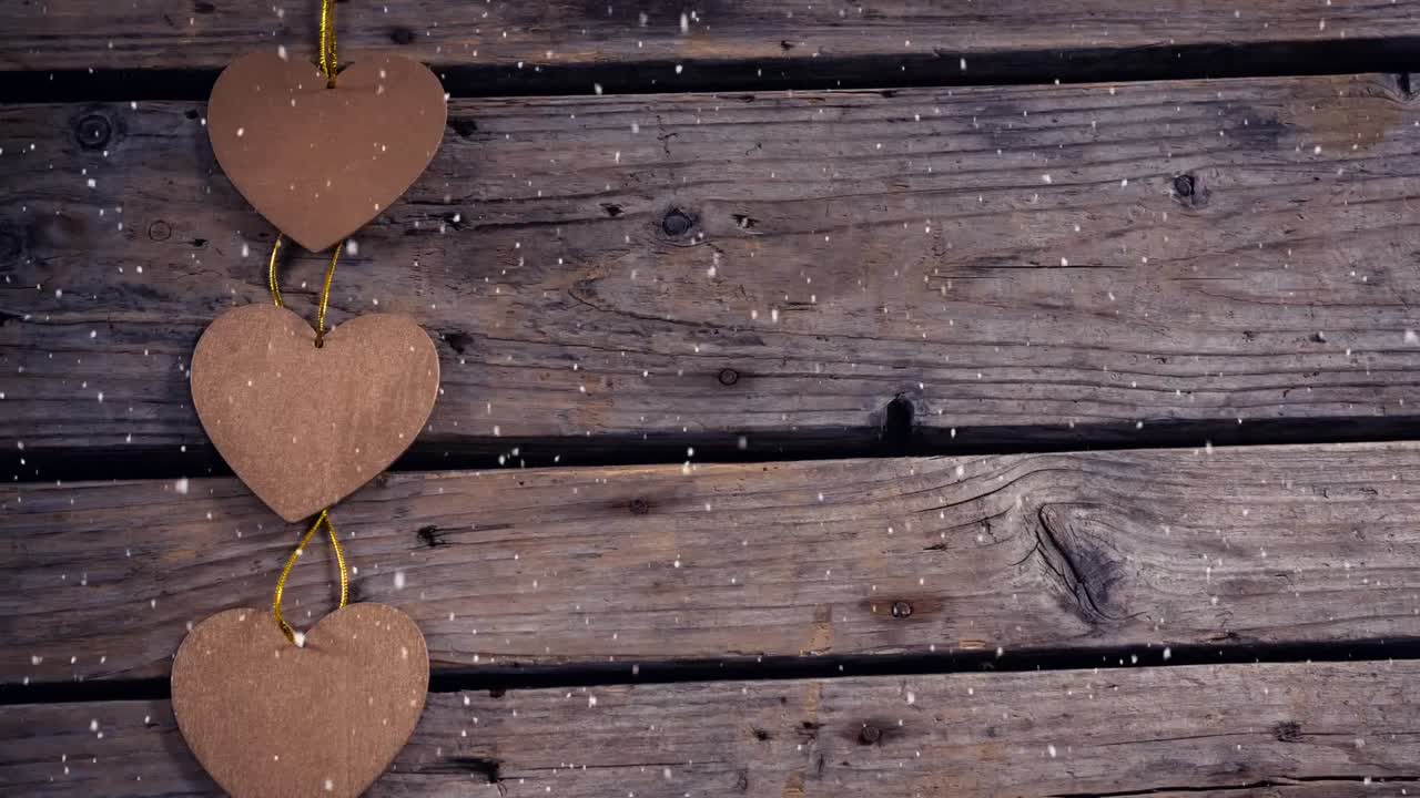 Neve che cade con decorazioni natalizie a forma di cuori