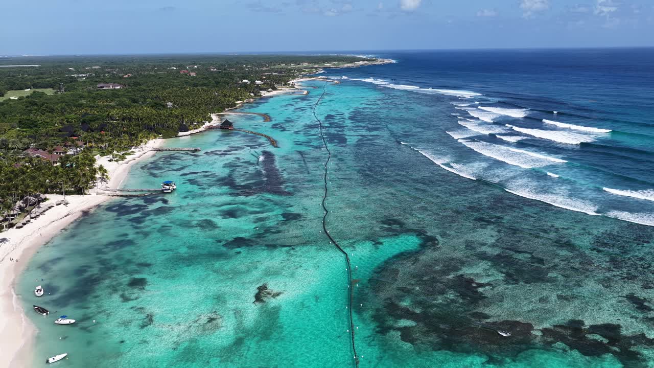 Spiaggia Playa Blanca a Punta Cana, La Altagracia, Repubblica Dominicana. Paesaggio paradisiaco. Resort sulla spiaggia. Destinazioni di viaggio. Spiaggia Playa Blanca a Punta Cana, Repubblica Dominicana