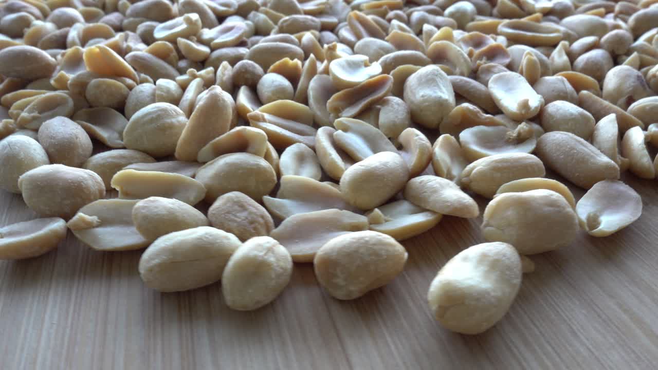 소금 된 땅콩이 가까이 회전