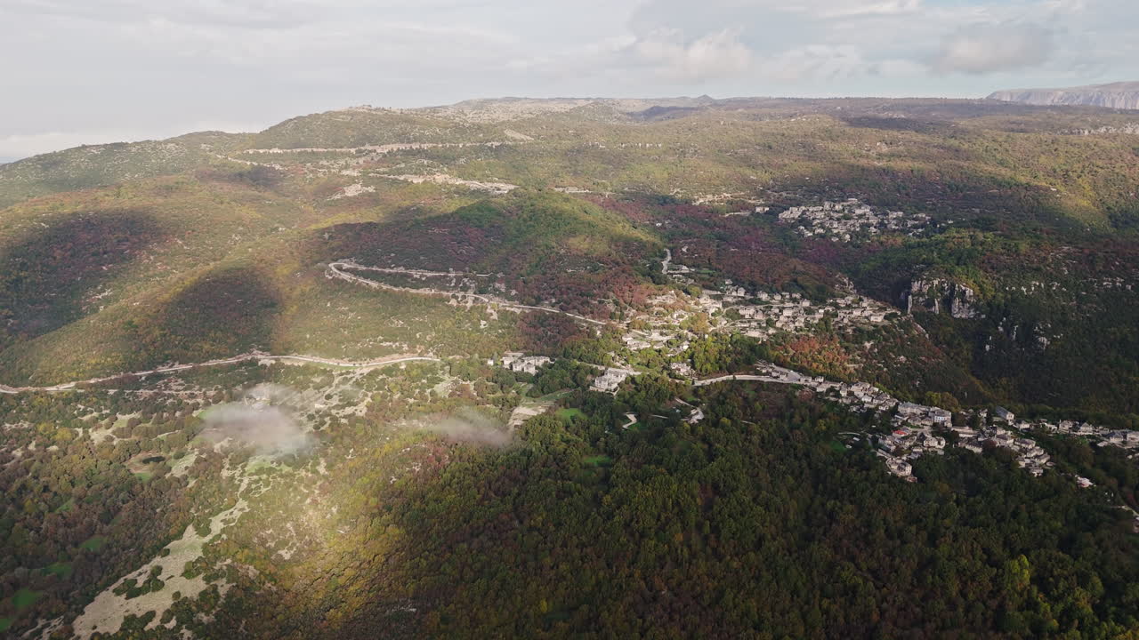 vista aérea de un pueblo de montaña en otoño