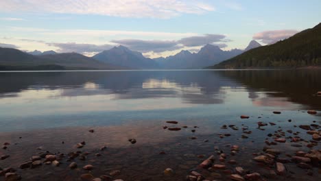 Zeitraffer-Eines-Ruhigen-Nachmittags-Am-Lake-Mc-Donald-Im-Glacier-National-Park-Mit-Wolken,-Die-Sich-über-Den-Himmel-Bewegen