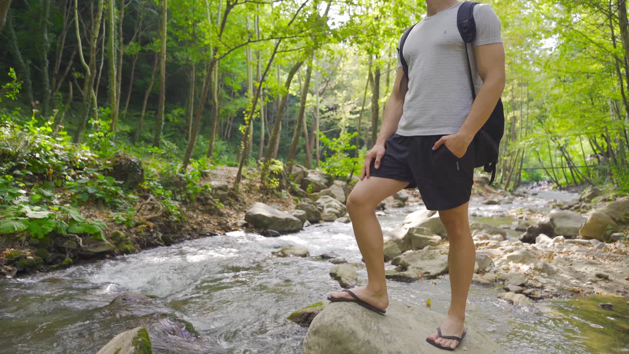 숲 속의 하천  ⁇ 에 있는 젊은이.