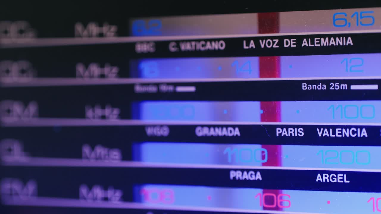 alter retro-fm-radio mit röhren, handwechselstationen, glühbirnen-vintage-musik-spieler.