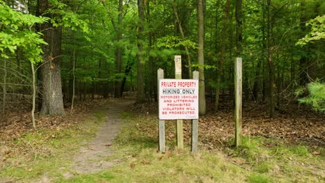 el letrero en una entrada a un sistema de senderos en michigan