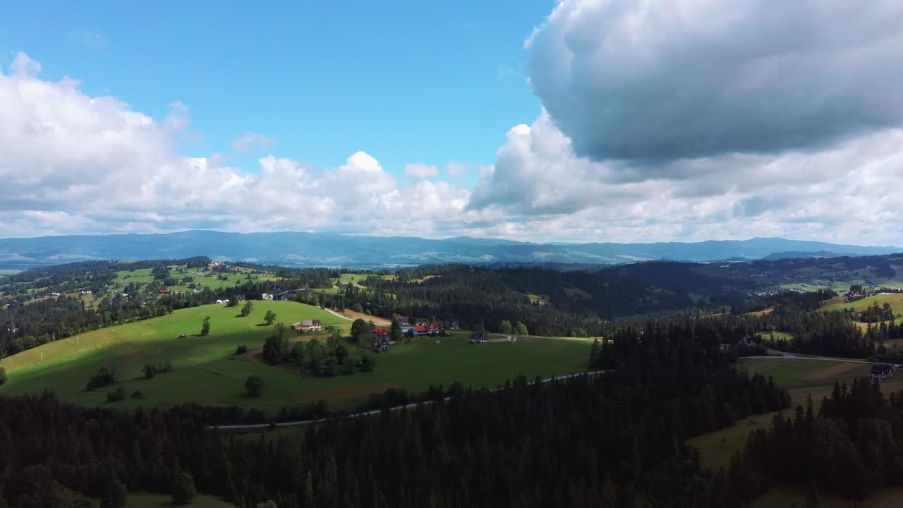 Flyvning over en landsby med bjerghytter i Polen, Zakopane