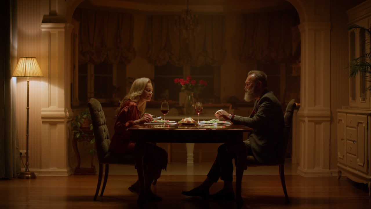 ⁇ 은 부부가 함께 시간을 보내는  ⁇ 만적인 데이트. 부유한 은퇴 생활