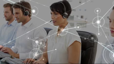 animazione di una rete di connessioni tra diversi imprenditori che utilizzano i computer in ufficio