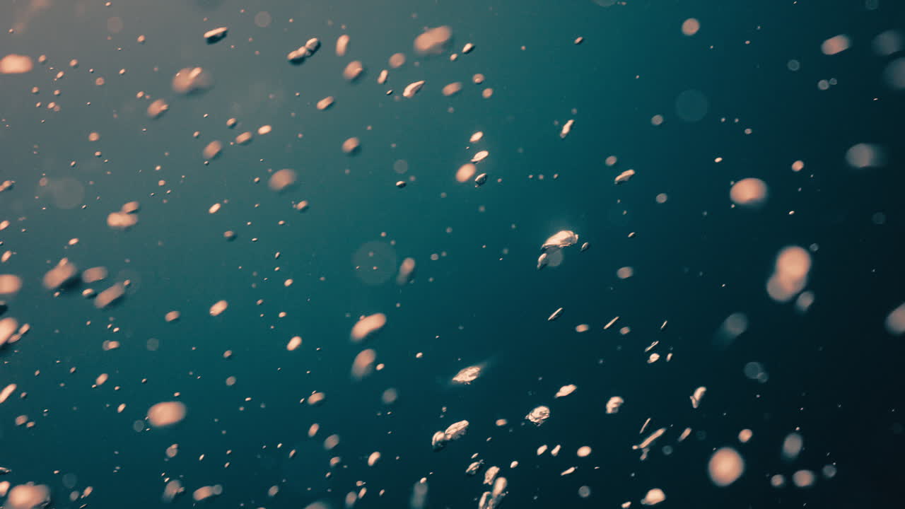 Gocce d'acqua e bolle sott'acqua
