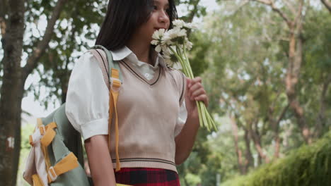 niña recibiendo un ramo de flores