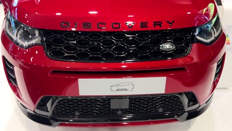 2023 land rover discovery: close-up view of the front