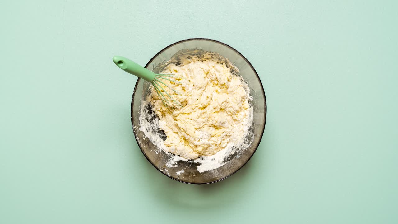 hacer masa para pastel de vainilla, receta paso a paso. hornear pastel de terciopelo blanco stop motion