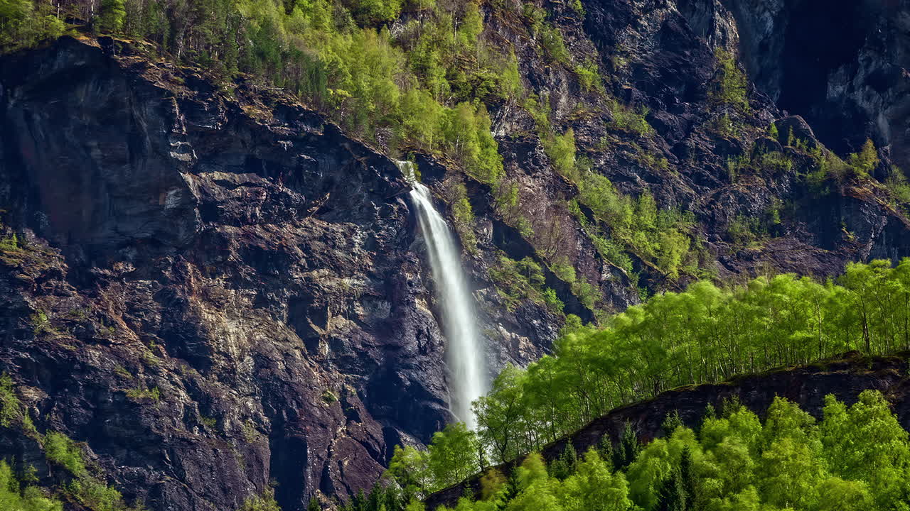 la corriente de la cascada se mueve hacia los lados debido al viento, vista de lapso de tiempo de fusión