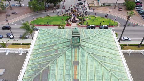 Toma-Aérea-De-Chumash-Indio-Americano-Protesta-Contra-El-Padre-Junipero-Serra-Estatua-En-Frente-Del-Ayuntamiento-De-Ventura-California-6