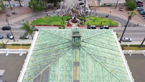 toma aérea de la protesta de los indios americanos chumash contra la estatua del padre junipero serra frente al ayuntamiento ventura california 6