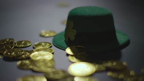 scatto in studio di cappello a cilindro verde leprechaun e mucchi di monete d'oro per celebrare il giorno 3 di san patrizio