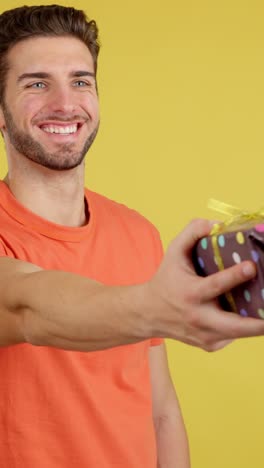 hombre dando un regalo