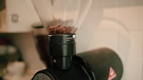 granos de café en un molino