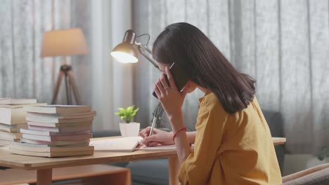 집에서 공부하는 여자