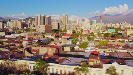 Toma-Aérea-De-Establecimiento-De-Un-Barrio-Brasileño-Cerca-Del-Centro-De-Santiago.