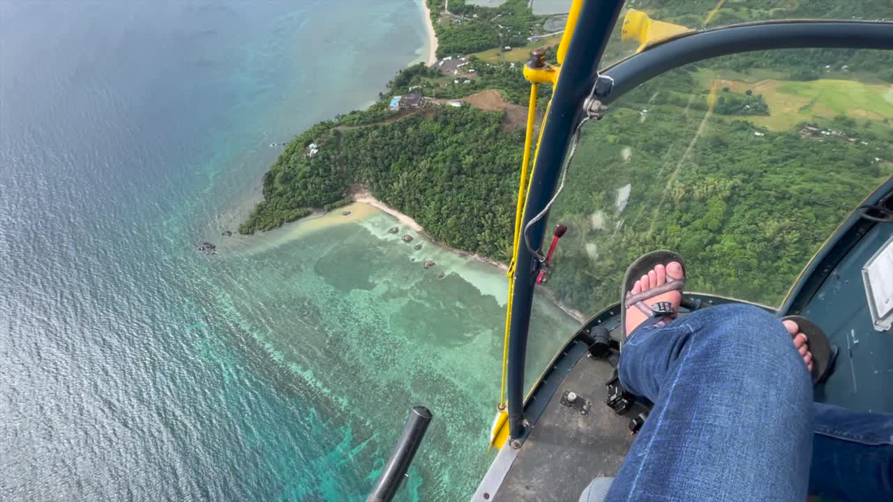 helicóptero volando sobre el arrecife asiático filipinas piloto conservación del arrecife de la playa