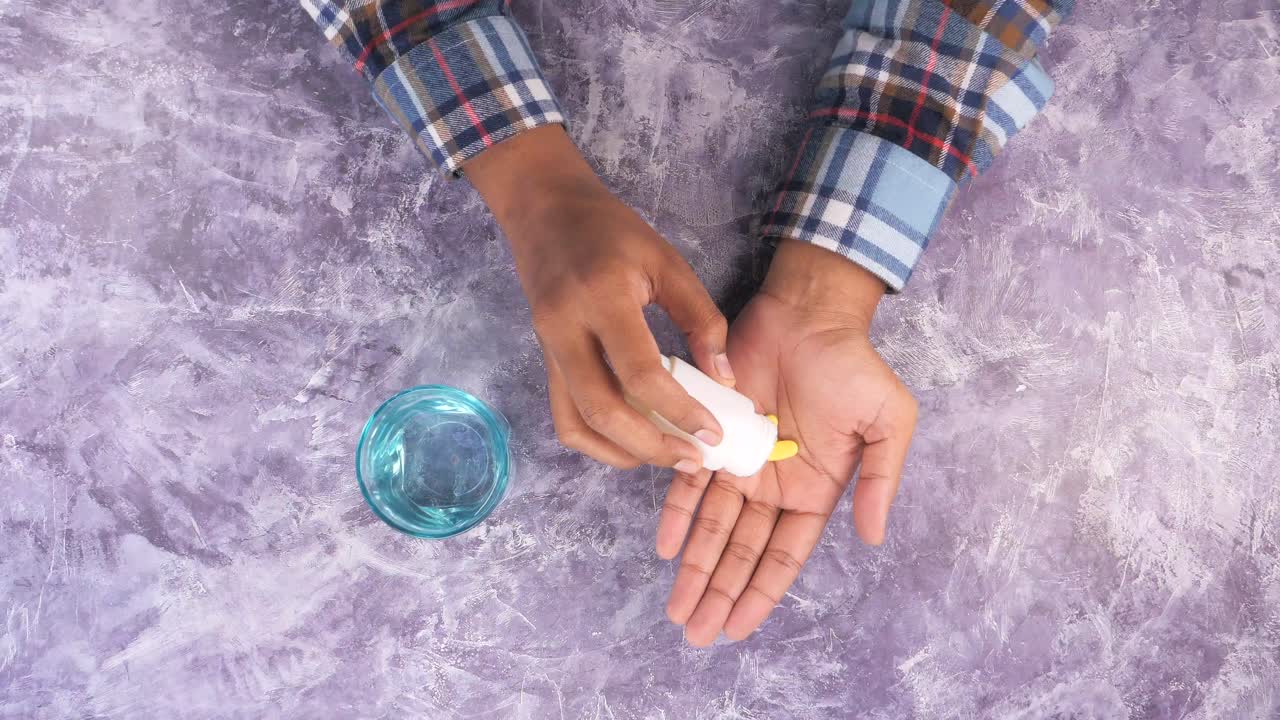 persona que toma el medicamento con agua