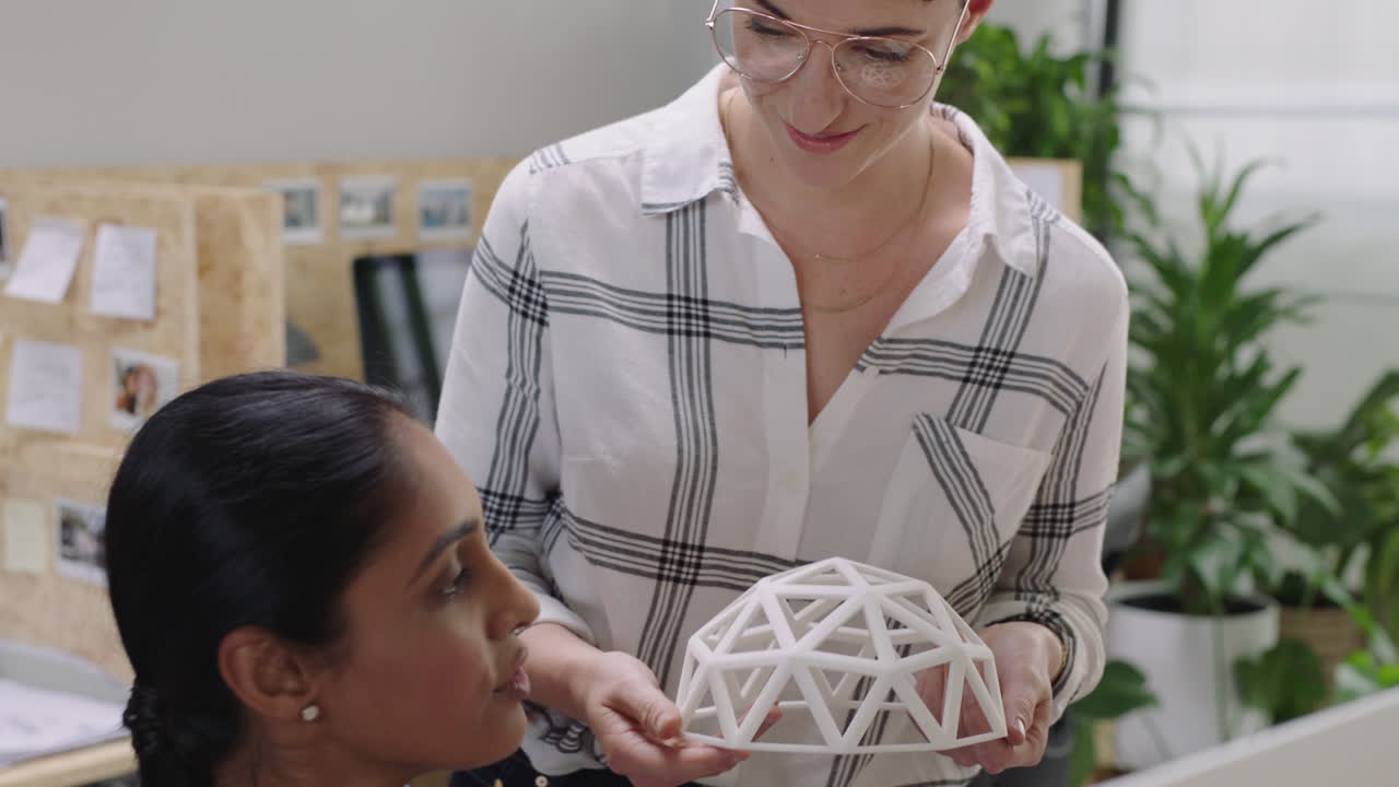 mujeres de negocios creativas ingenieras diseñan cúpula geodésica modelo 3d líder de equipo indio mujer entrenando colega en software informático en modernas oficinas de inicio diseñadores compartiendo proyecto de desarrollo