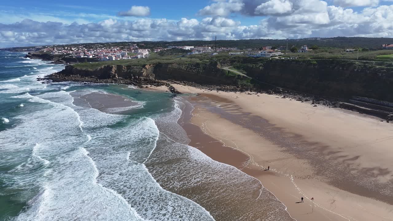 Praia Grande em Sintra, no Distrito de Lisboa, Portugal. Horizonte da praia. Paisagem natural. Viagem de verão. Praia Grande em Sintra, no Distrito de Lisboa, Portugal. Cenário tropical
