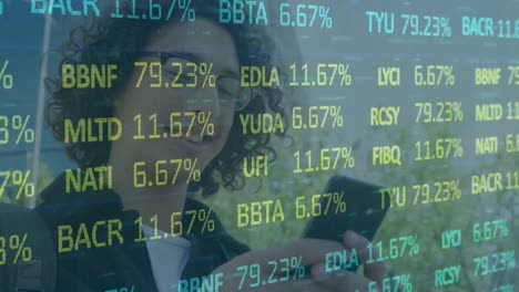 Animación-Del-Procesamiento-De-Datos-Financieros-Sobre-Un-Hombre-De-Negocios-De-Raza-Mixta-Sonriente-Usando-Un-Teléfono-Inteligente