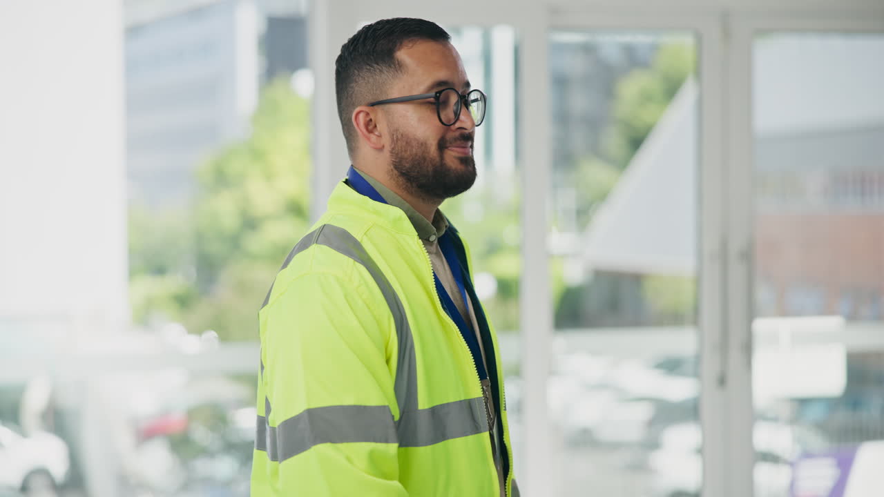 trabajador sonriente con chaleco de seguridad
