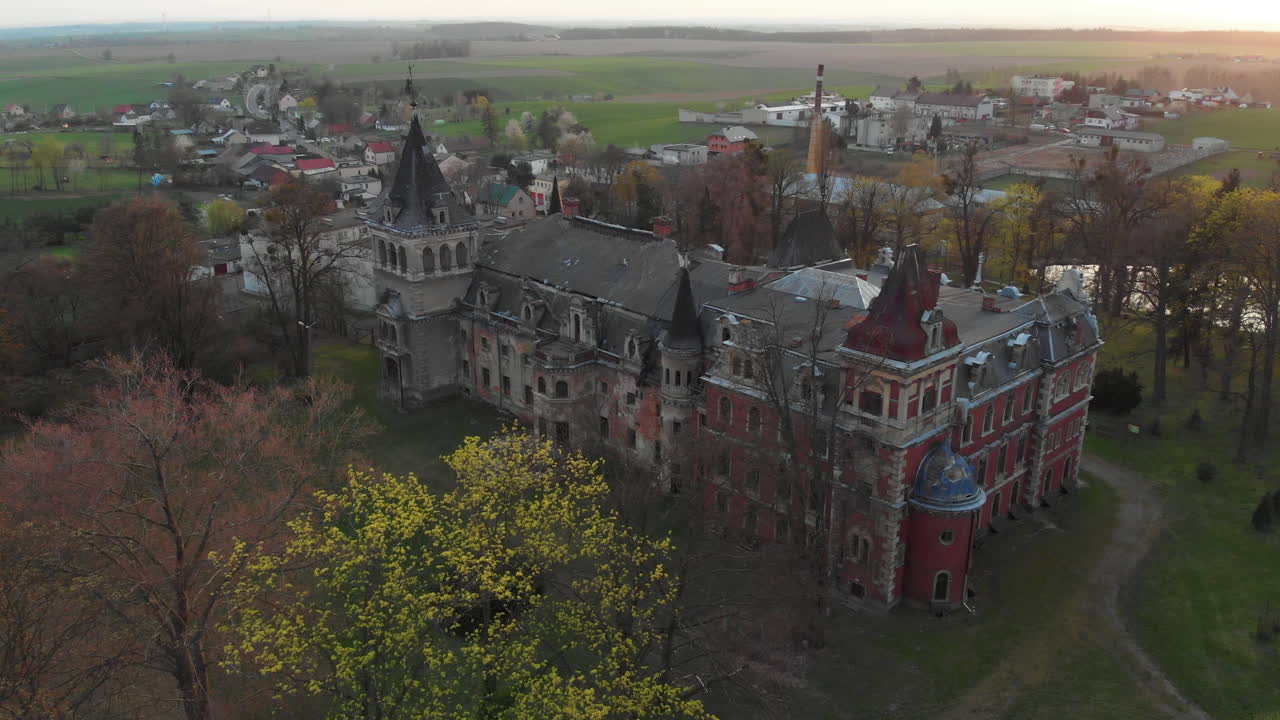 vista aérea del palacio en krowiarki, polonia