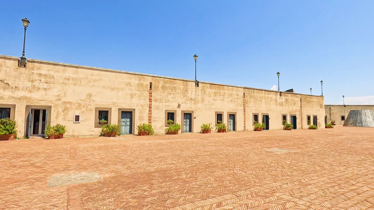 un patio tranquilo con arquitectura histórica