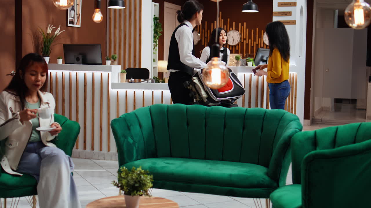 직원이 고객에게  액세스 카드와 여권을 제공하는 것