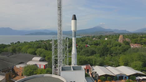 Exhibición-De-Cohetes-Junto-A-La-Torre-De-Utilería-En-El-Parque-De-Diversiones-Junto-Al-Lago-De-Garda,-Italia