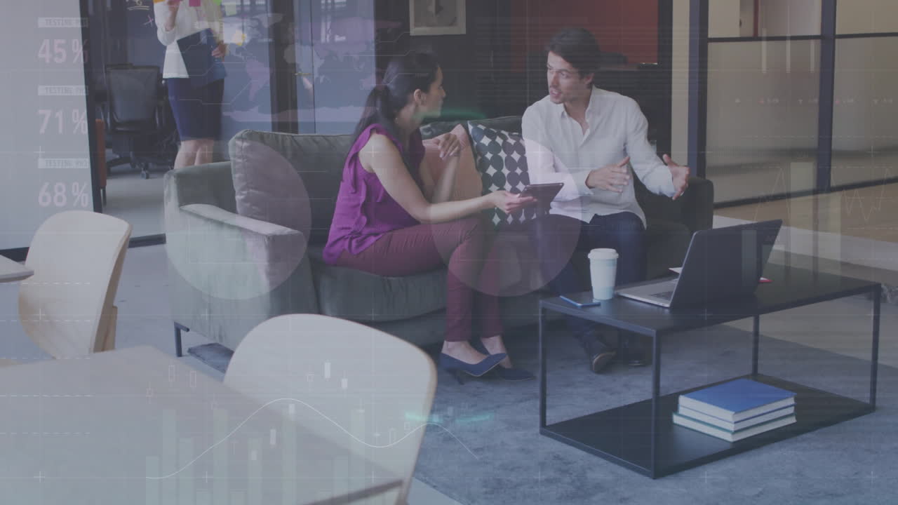 사무실에서 다양한 사업가들에 대한 금융 데이터 처리의 활성화