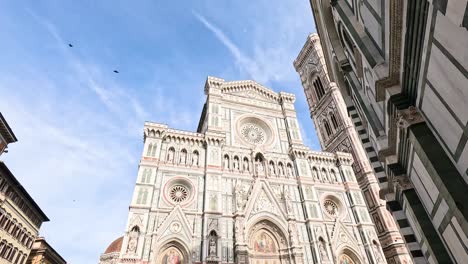 la catedral de florencia con la bulliciosa vida de la ciudad