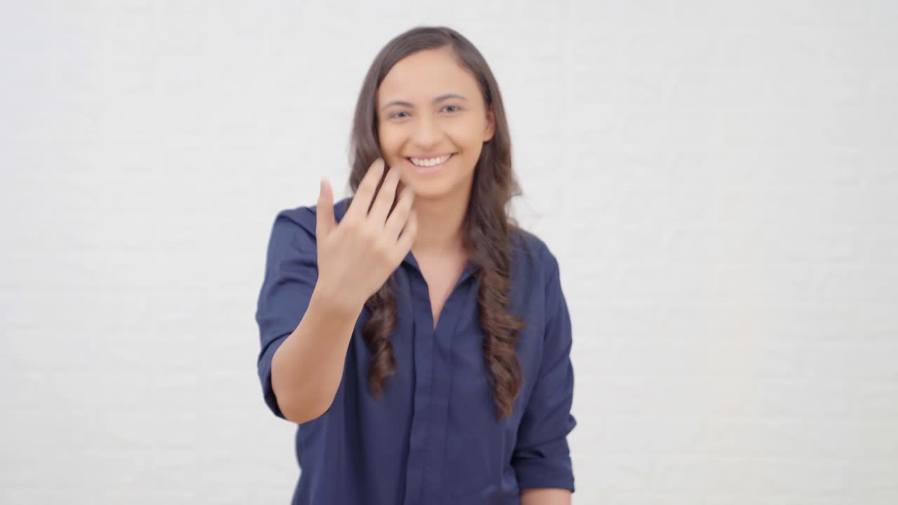 chica india invitando a alguien a casa