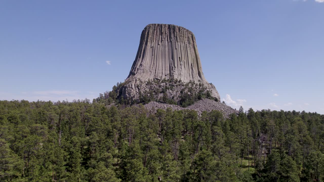 와이오밍 주 블랙 힐스 지역에 위치한 거대하고 단단하고 화산적인 타워 또는 버트의 드론  ⁇ 입니다.