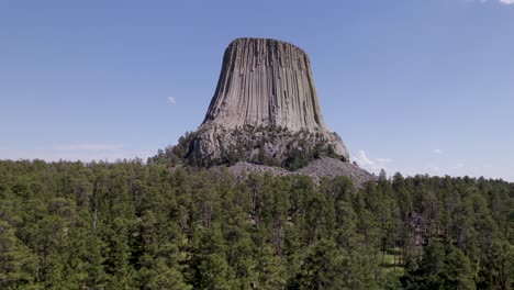 A-drone-shot-of-Devils-Tower,-a-massive,-monolithic,-volcanic-stout-tower,-or-butte,-located-in-the-Black-Hills-region-of-Wyoming