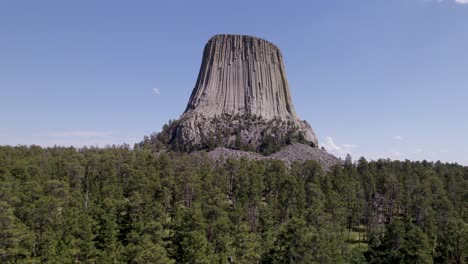 una toma de avión no tripulado de la torre del diablo, una torre masiva, monolítica, volcánica, ubicada en la región de black hills de wyoming