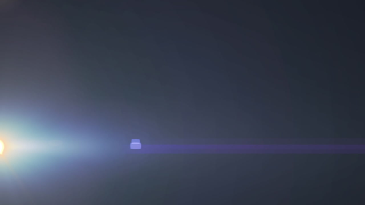 렌즈 플레어와 어두운 배경 위로 움직이는 광선으로 스포트라이트의 애니메이션