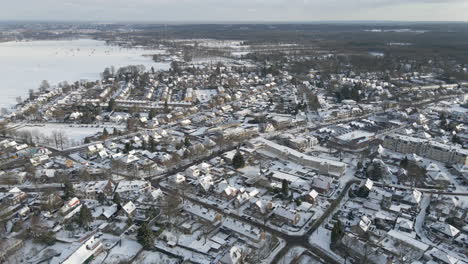 Volando-Sobre-Un-Pequeño-Pueblo-En-Invierno