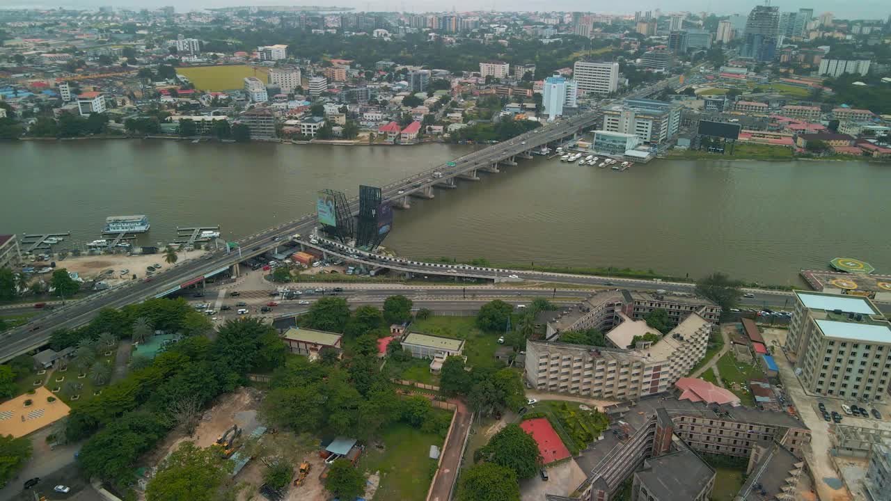 tráfico y paisaje urbano de la isla victoria, lagos, nigeria con el puente falomo, la facultad de derecho de lagos y la torre del centro cívico