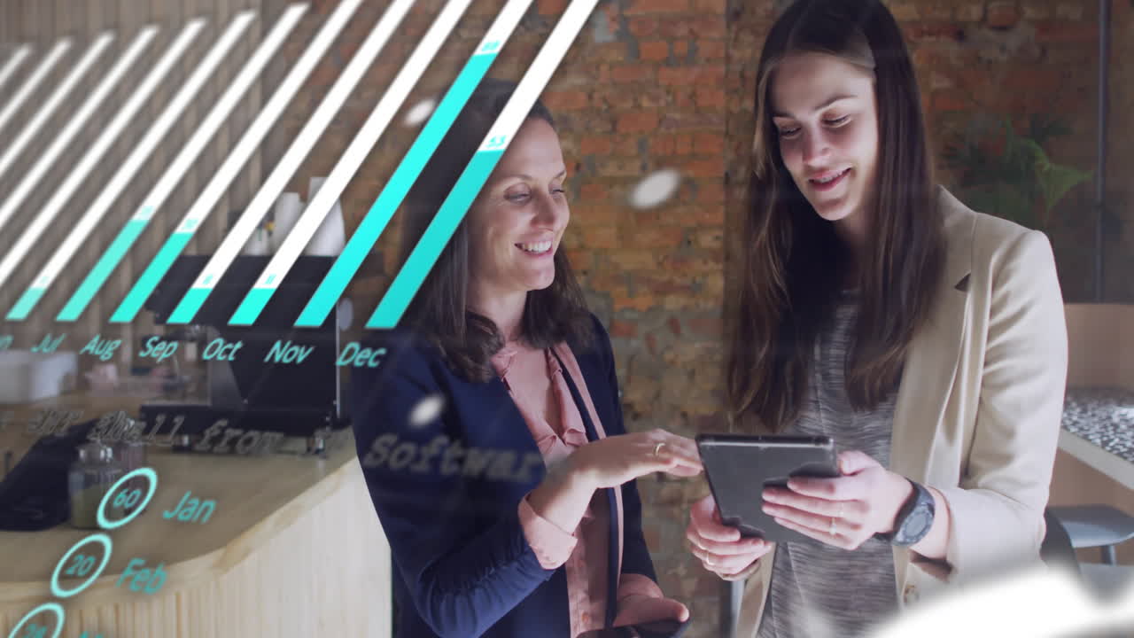 animación del procesamiento de datos financieros sobre diversas personas de negocios en la oficina