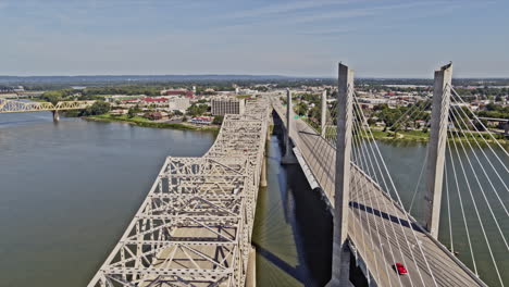 Antena-V20-De-Louisville-Kentucky-Volando-Entre-El-Puente-Conmemorativo-De-Kennedy-Y-El-Puente-De-Lincoln,-Cruzando-El-Río-Ohio-Hacia-Jeffersonville-Indiana---Filmada-Con-Una-Cámara-Inspire-2,-X7---Agosto-De-2020