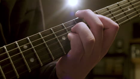 Unerkennbarer-Musiker-In-Einem-Studio