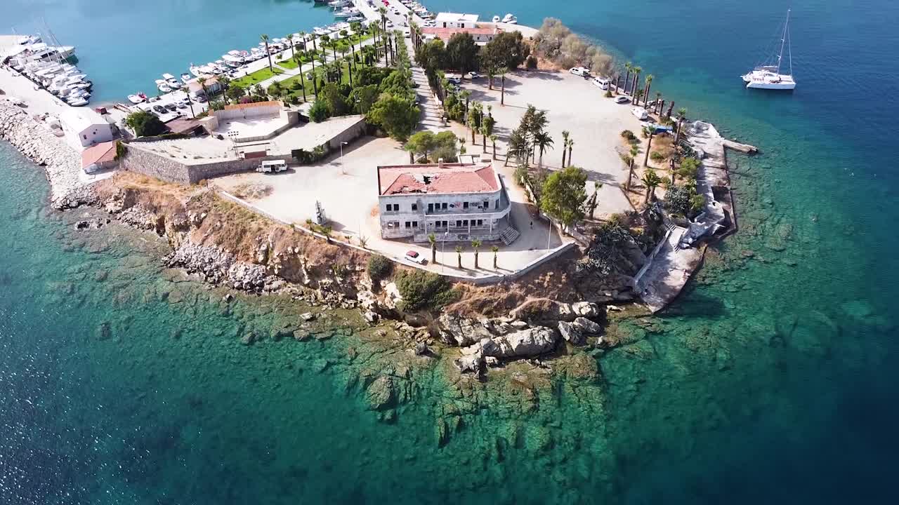 공중이 오름차순이며 터키 datca 마을을 보여줍니다.