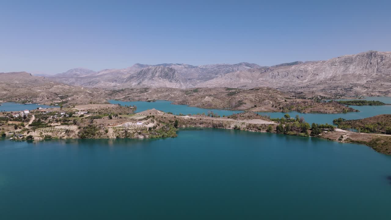 cinematográfica que establece la vista del lago verde, las montañas de tauro pavo al mediodía